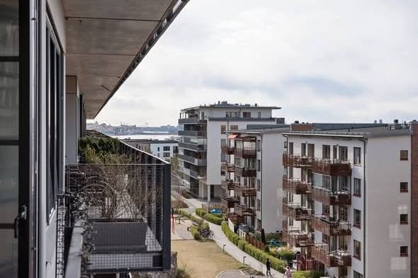 Cool 2:a med balkong och kvällssol